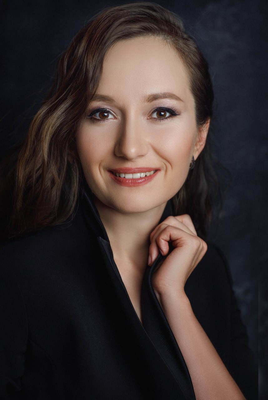 Evgeniya Sotnikova, soprano. Portrait by Oxana Ivleva